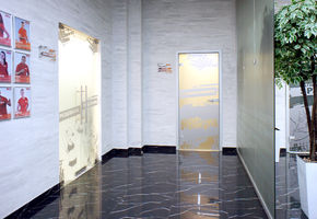 Цельностеклянные двери в проекте Фитнес-клуб NRGym в Белых Росах