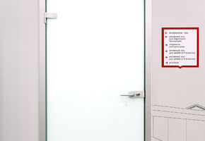 Цельностеклянные двери в проекте Городская библиотека им. Р.Х. Солнцева