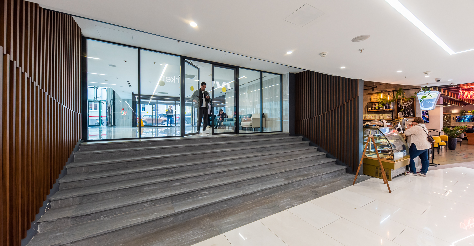 Фото проекта: Nayada установила перегородки в Смоленский пассаж. Изображение № 7