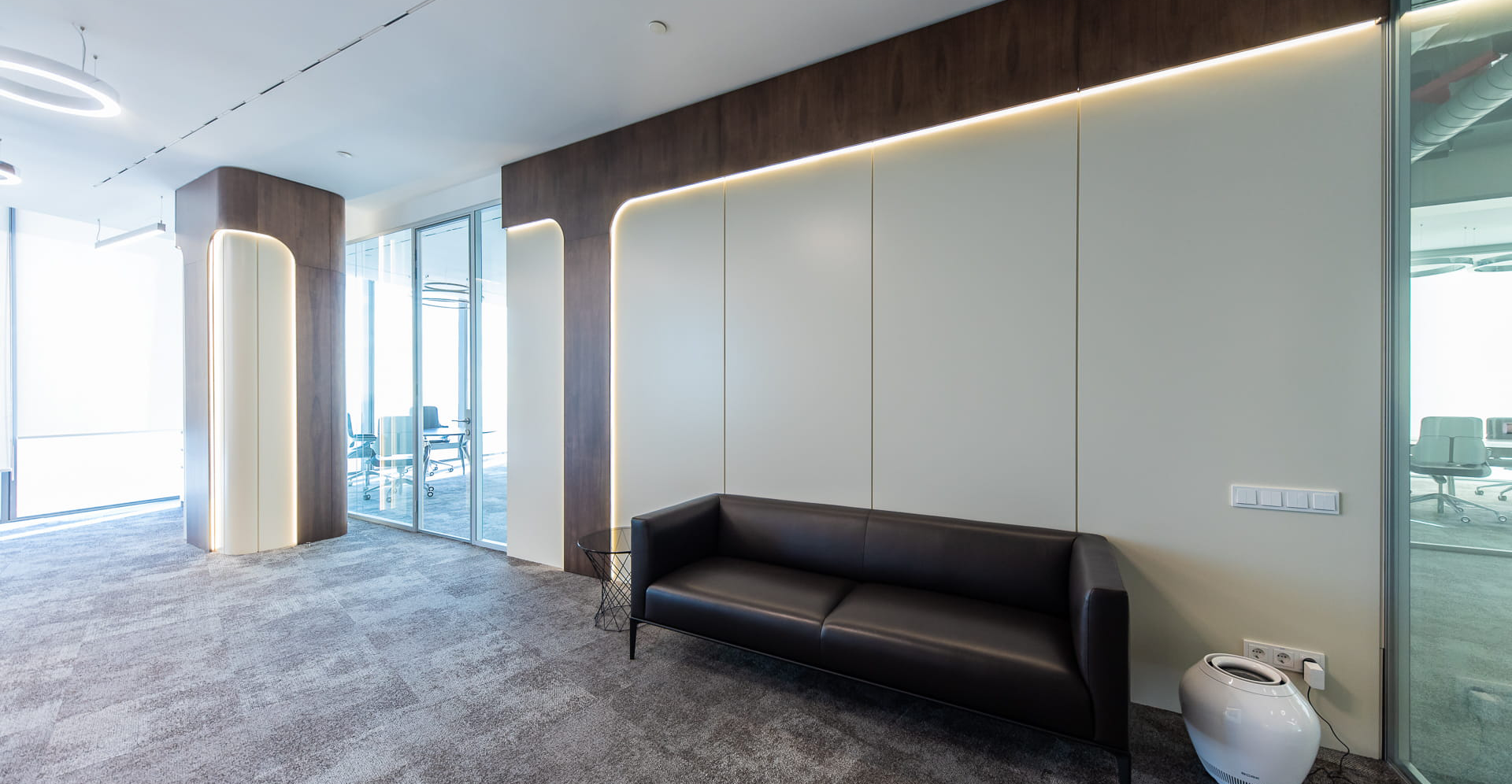 Фото проекта: Установка перегородок, дверей, панелей и мебели в Pesco Switzerland AG. Изображение № 3